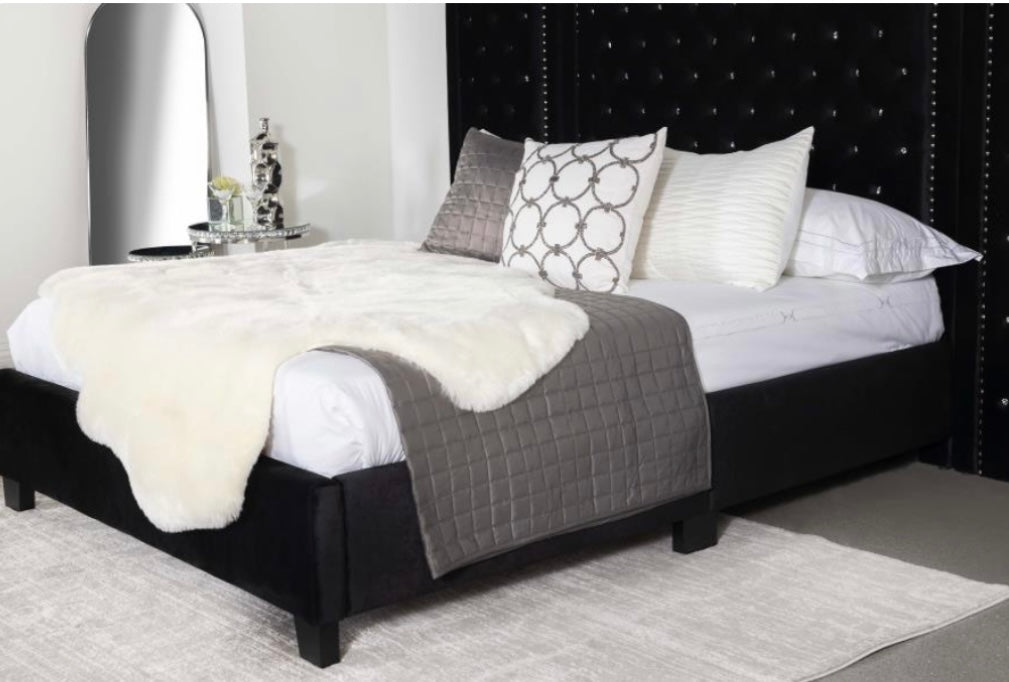 Hailey Upholstered Platform Eastern King Bed with Wall Panel 315925KE-SP