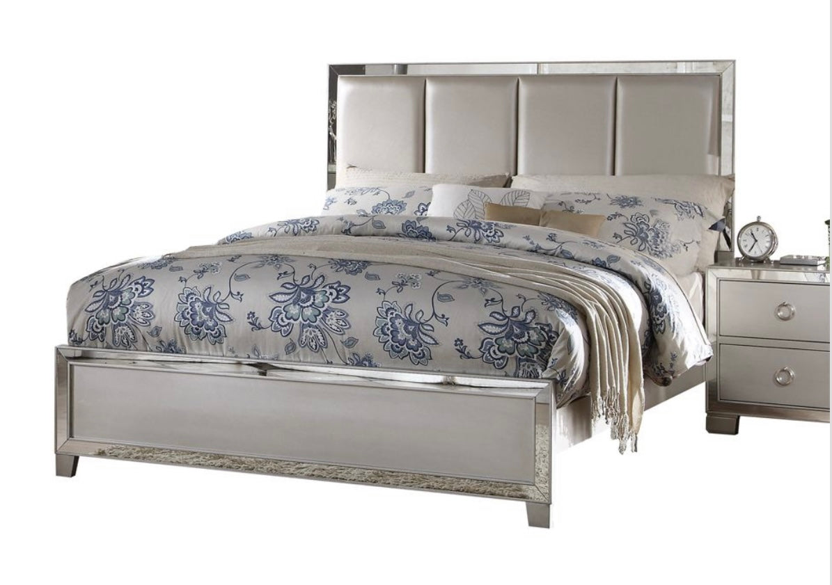 4 PCS Voeville II  King Bedroom Set 24827EK