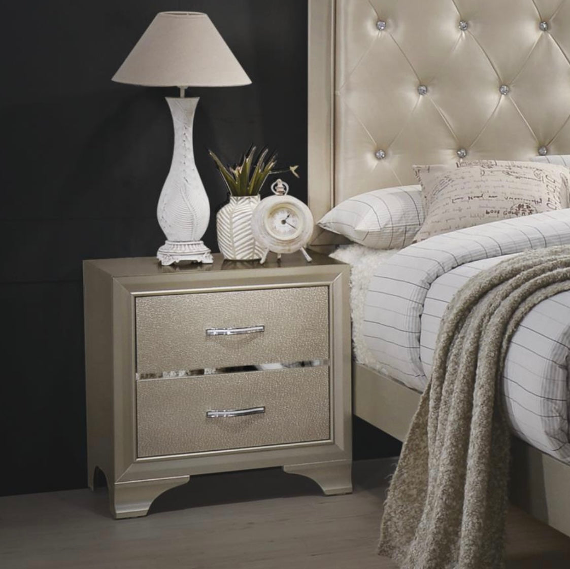 Juego de dormitorio King Beaumont de 4 piezas 205291KE-S4